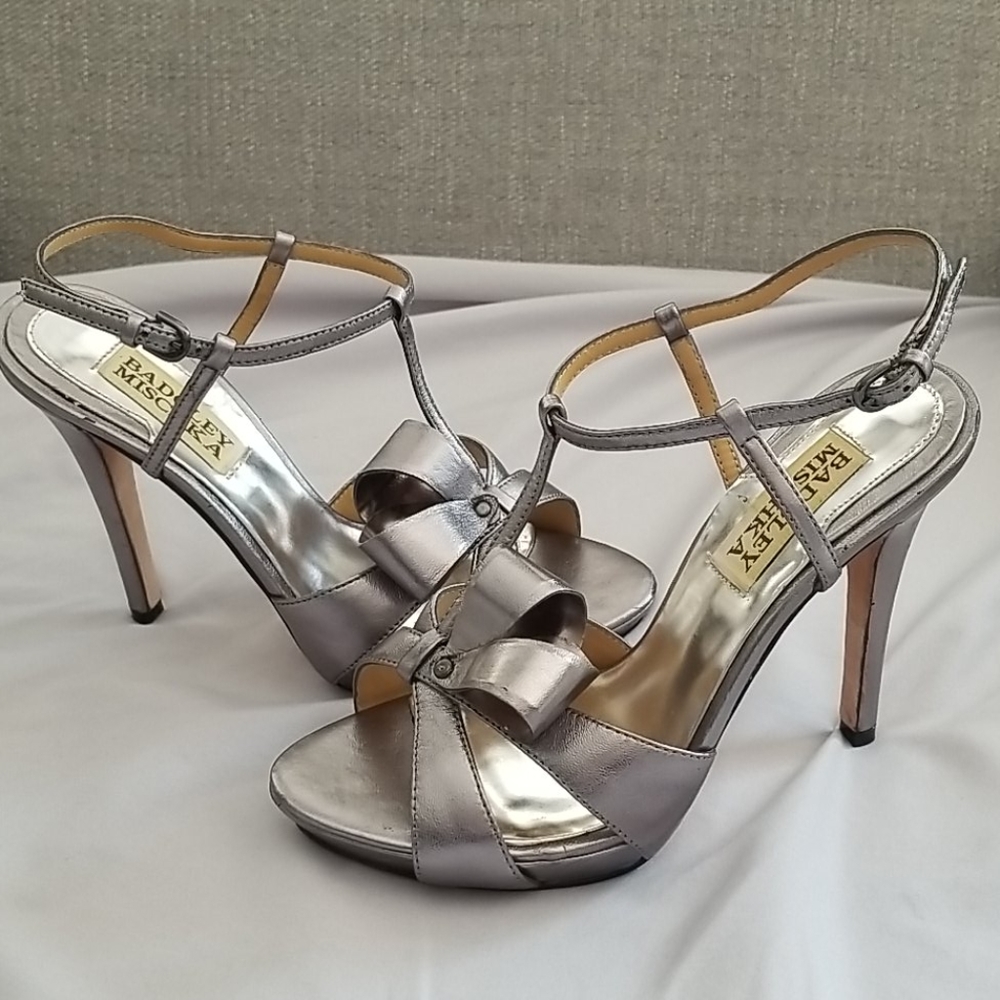 Badgley Mischka silver leather stiletto heel shoe with bow accent